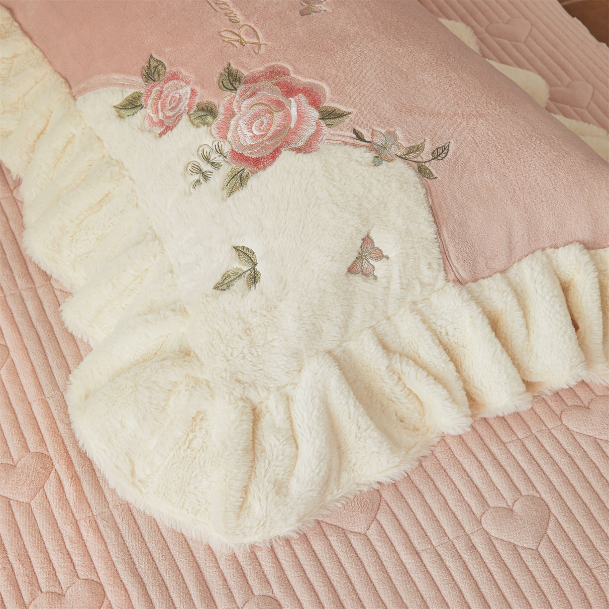 91家纺网 家纺一手货源 找家纺 宜凡家纺 2025新款牛奶绒贴布兔绒刺绣床裙四件套--淡香伊人系列 淡香伊人-香妃玉