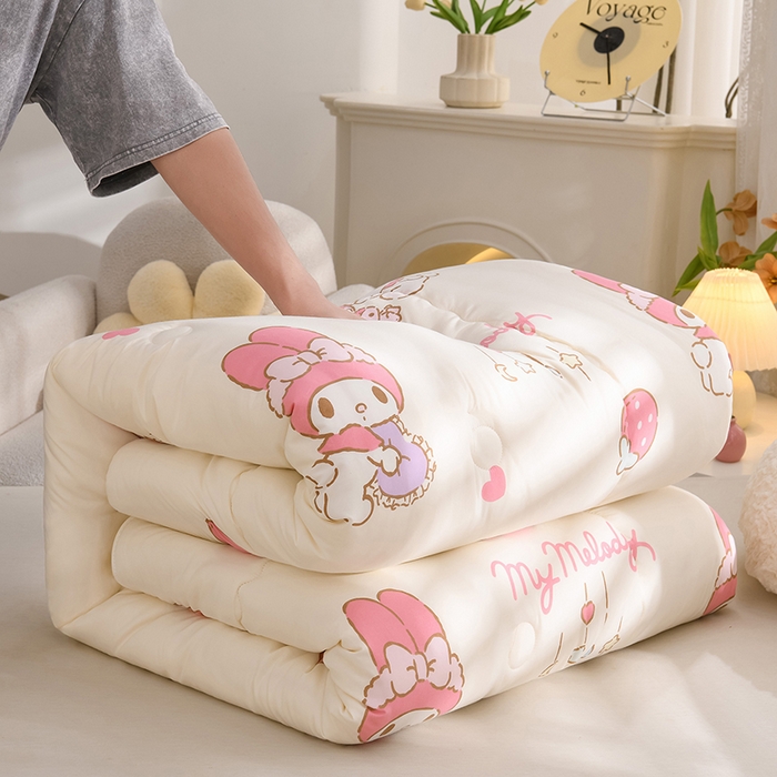 91家纺网 家纺一手货源 找家纺 （总）艾兜坊 2025新款三丽鸥水洗棉3D豆豆被 被子被芯