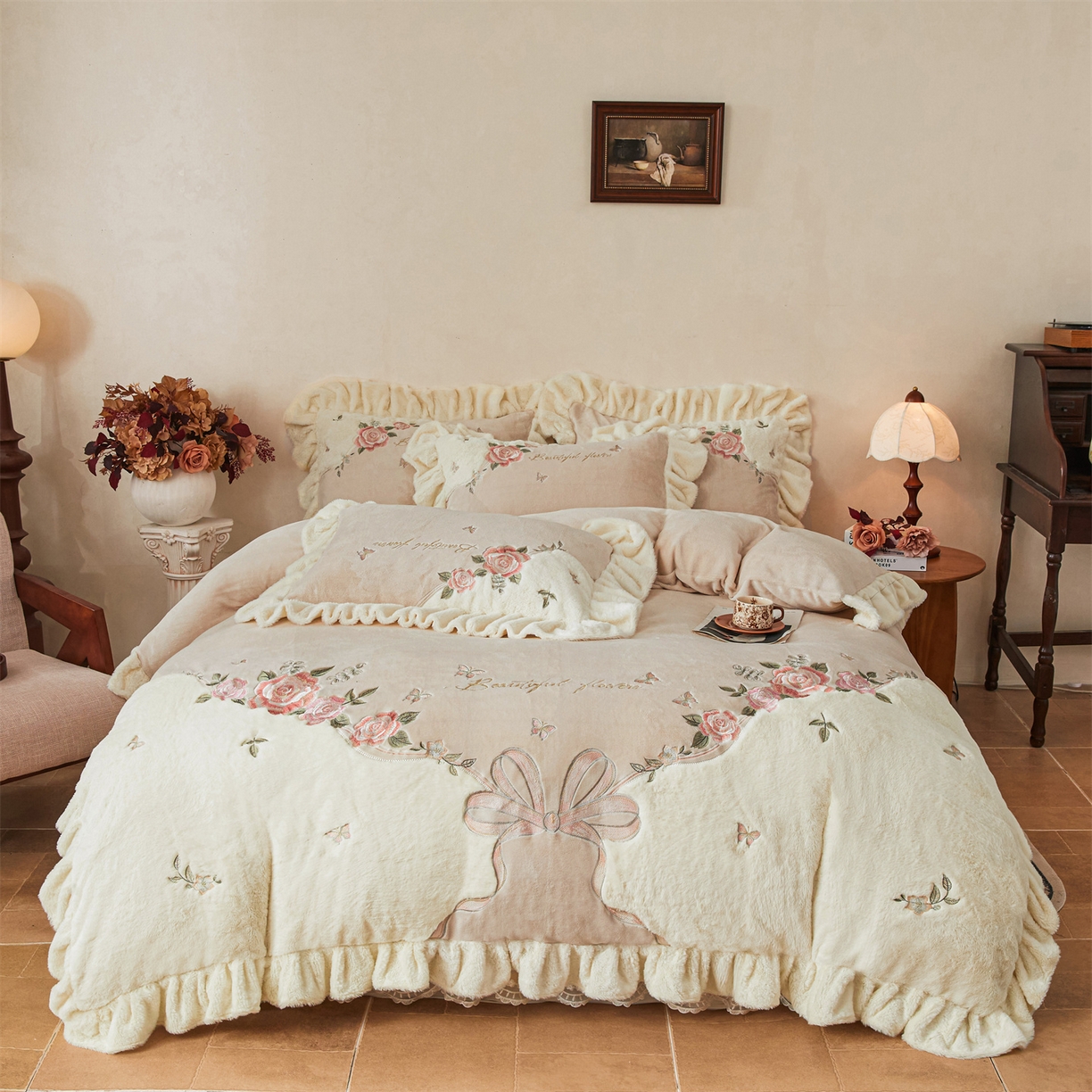 宜凡家纺 2025新款牛奶绒贴布兔绒刺绣床裙四件套--淡香伊人系列 淡香伊人-奶油咖