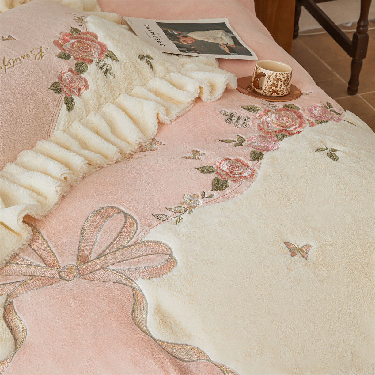 91家纺网 家纺一手货源 找家纺 （总）宜凡家纺 2025新款牛奶绒贴布兔绒刺绣床裙四件套--淡香伊人系列