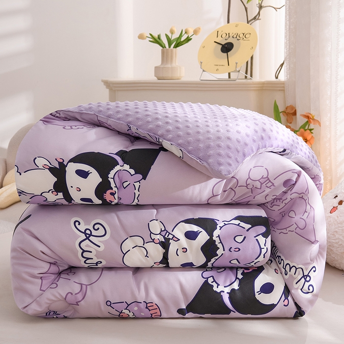 91家纺网 家纺一手货源 找家纺 艾兜坊 2025新款三丽鸥水洗棉3D豆豆被 被子被芯 幻影库洛米