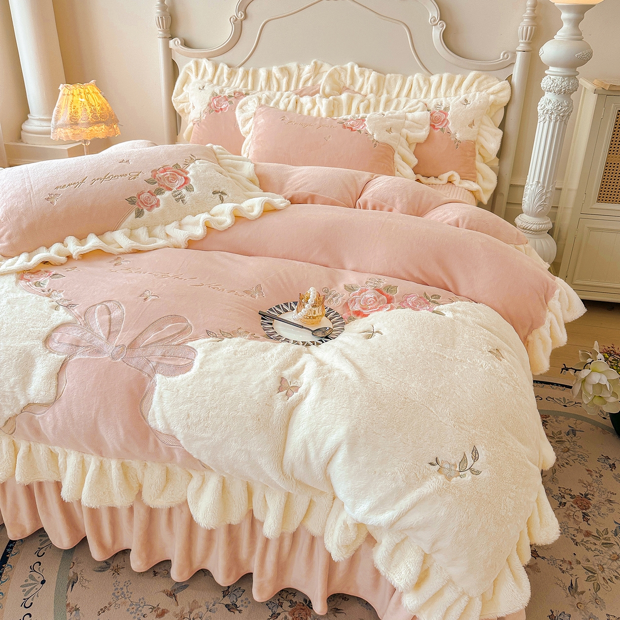 91家纺网 家纺一手货源 找家纺 （总）宜凡家纺 2025新款牛奶绒贴布兔绒绣花床盖四件套--淡香伊人系列