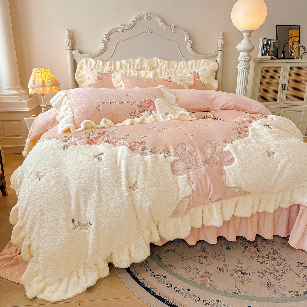 91家纺网 家纺一手货源 找家纺 （总）宜凡家纺 2025新款牛奶绒贴布兔绒绣花床盖四件套--淡香伊人系列