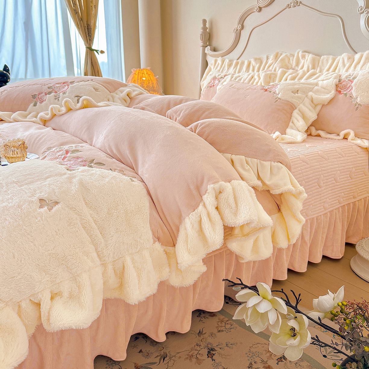 91家纺网 家纺一手货源 找家纺 （总）宜凡家纺 2025新款牛奶绒贴布兔绒绣花床盖四件套--淡香伊人系列