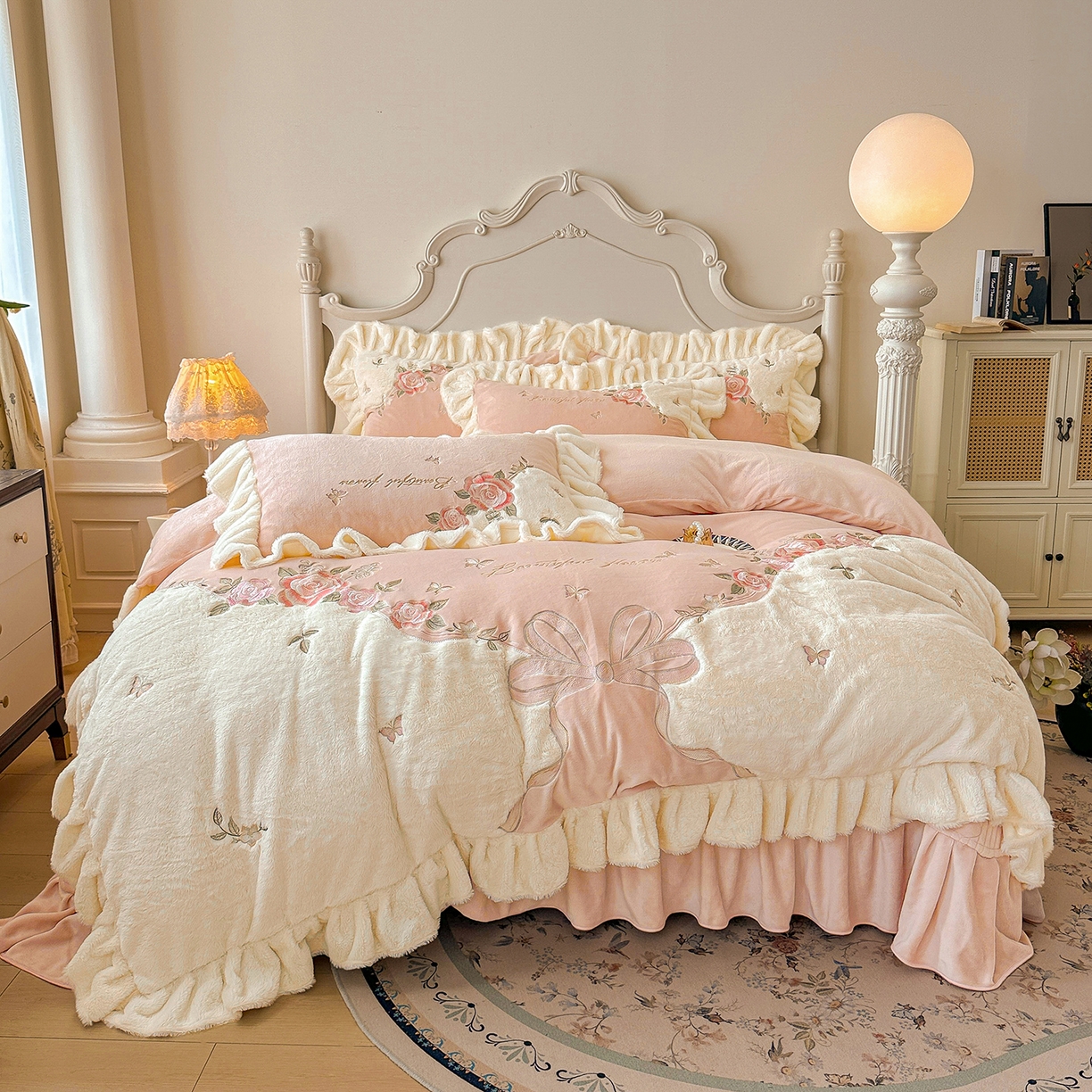 91家纺网 家纺一手货源 找家纺 宜凡家纺 2025新款牛奶绒贴布兔绒绣花床盖四件套--淡香伊人系列 淡香伊人-香妃玉