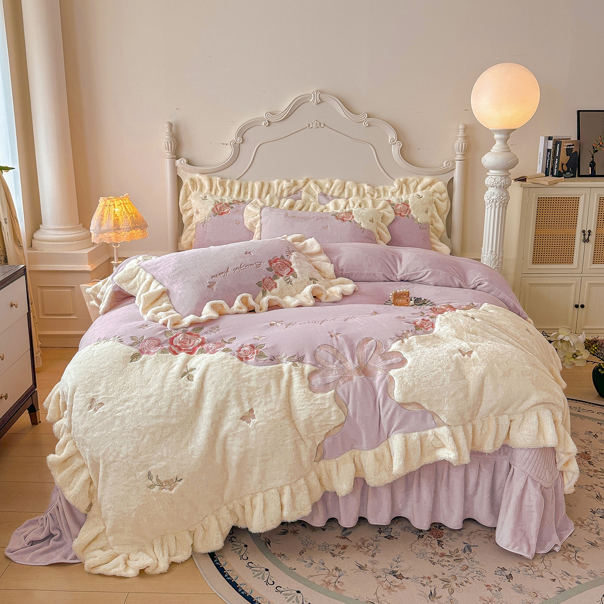 91家纺网 家纺一手货源 找家纺 宜凡家纺 2025新款牛奶绒贴布兔绒绣花床盖四件套--淡香伊人系列 淡香伊人-罗兰紫