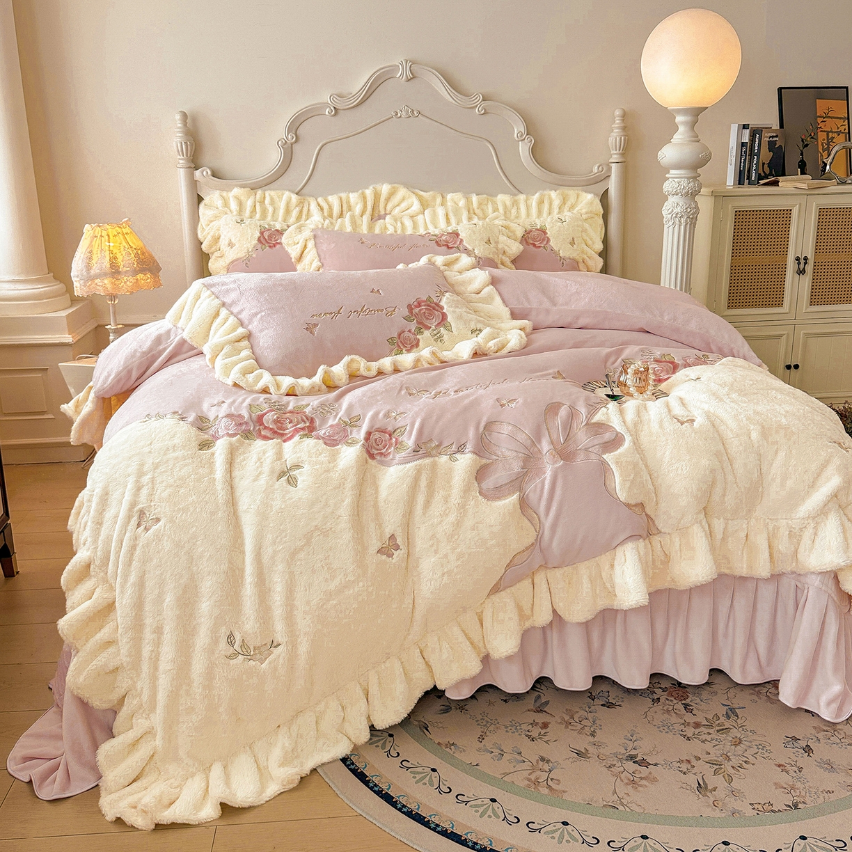 91家纺网 家纺一手货源 找家纺 宜凡家纺 2025新款牛奶绒贴布兔绒绣花床盖四件套--淡香伊人系列 淡香伊人-香芋紫