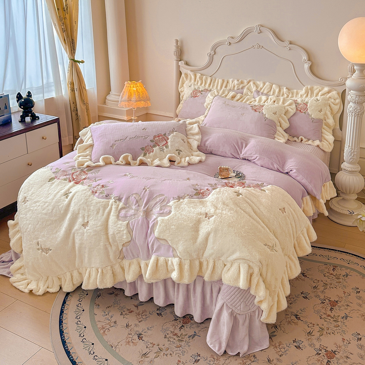 91家纺网 家纺一手货源 找家纺 宜凡家纺 2025新款牛奶绒贴布兔绒绣花床盖四件套--淡香伊人系列 淡香伊人-罗兰紫