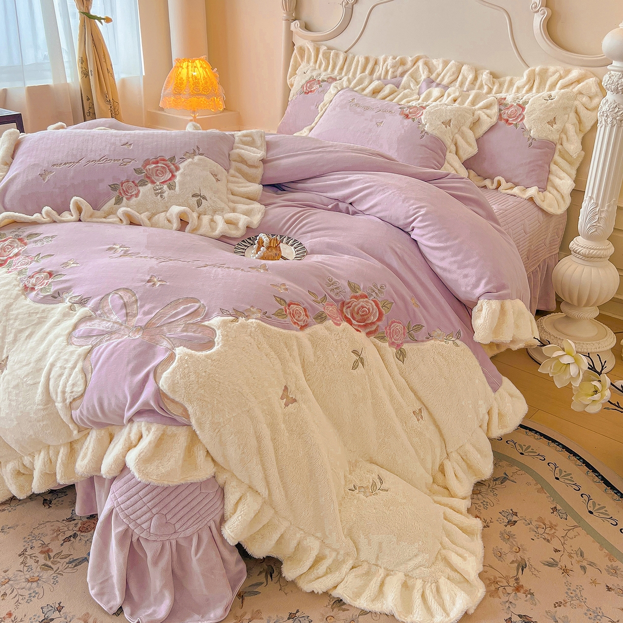 91家纺网 家纺一手货源 找家纺 宜凡家纺 2025新款牛奶绒贴布兔绒绣花床盖四件套--淡香伊人系列 淡香伊人-罗兰紫