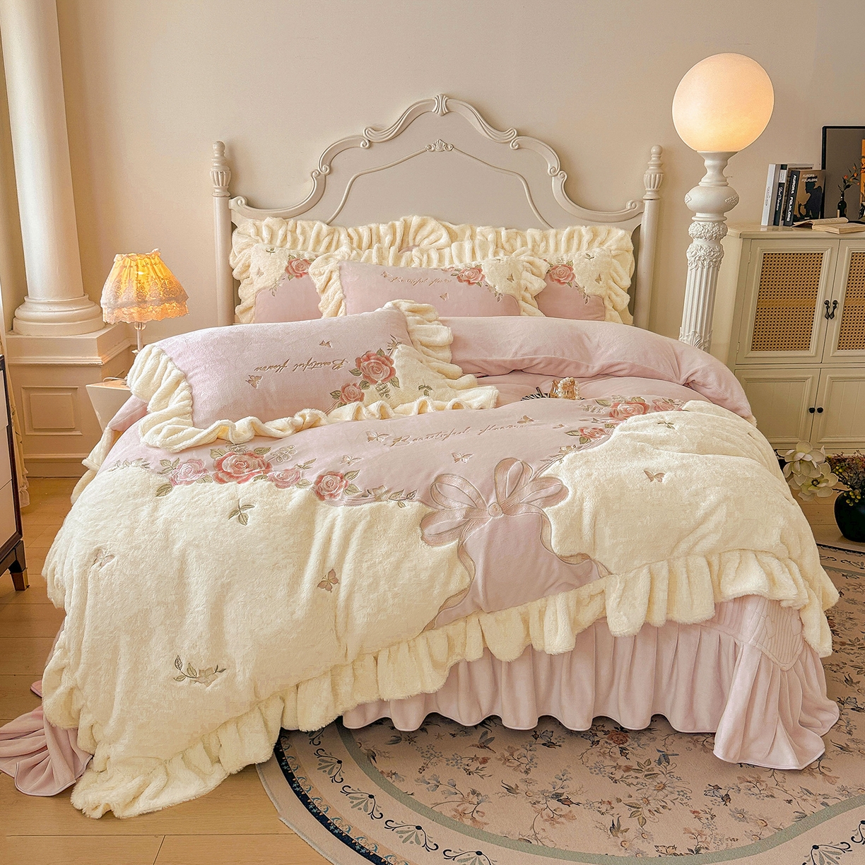 91家纺网 家纺一手货源 找家纺 宜凡家纺 2025新款牛奶绒贴布兔绒绣花床盖四件套--淡香伊人系列 淡香伊人-香芋紫