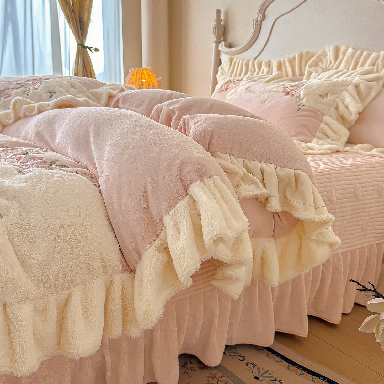 91家纺网 家纺一手货源 找家纺 宜凡家纺 2025新款牛奶绒贴布兔绒绣花床盖四件套--淡香伊人系列 淡香伊人-仙女粉