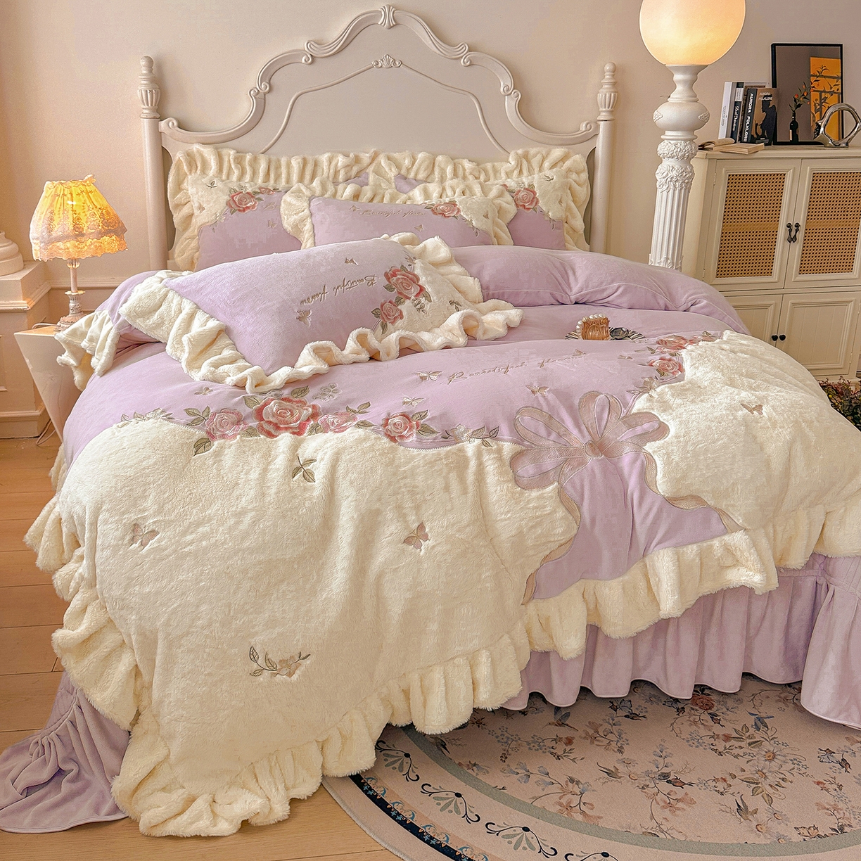 91家纺网 家纺一手货源 找家纺 宜凡家纺 2025新款牛奶绒贴布兔绒绣花床盖四件套--淡香伊人系列 淡香伊人-罗兰紫