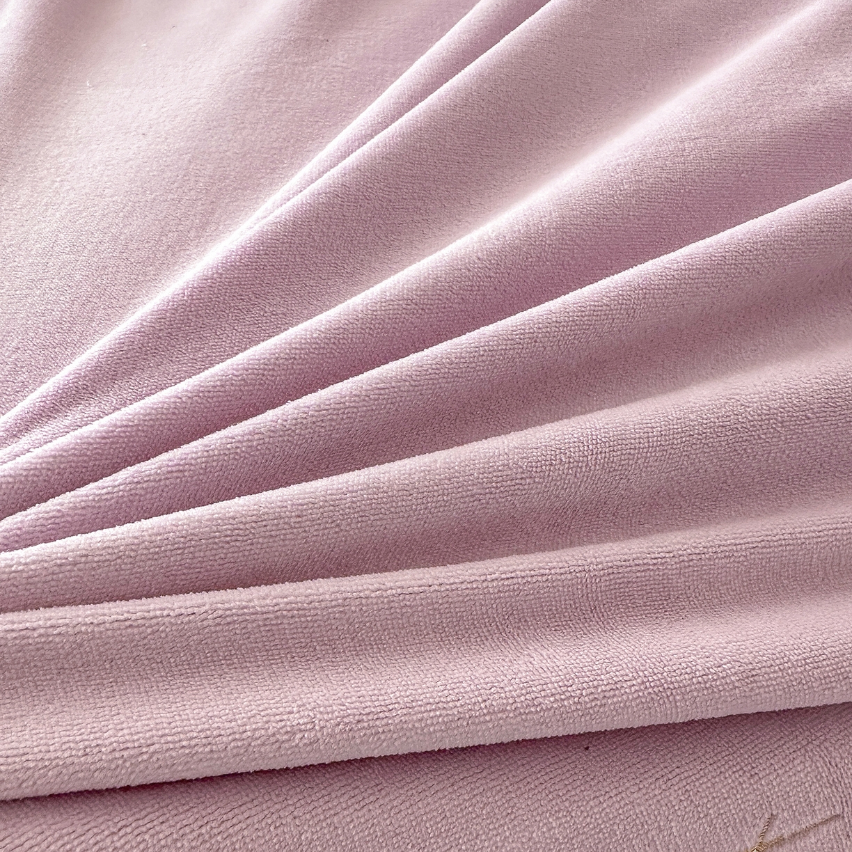 91家纺网 家纺一手货源 找家纺 宜凡家纺 2025新款牛奶绒贴布兔绒绣花床盖四件套--淡香伊人系列 淡香伊人-罗兰紫