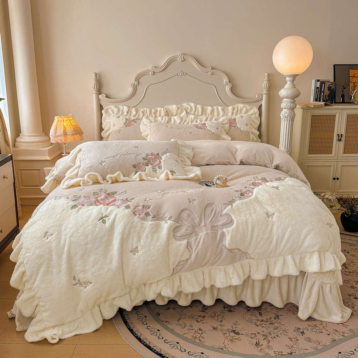 91家纺网 家纺一手货源 找家纺 宜凡家纺 2025新款牛奶绒贴布兔绒绣花床盖四件套--淡香伊人系列 淡香伊人-奶油咖