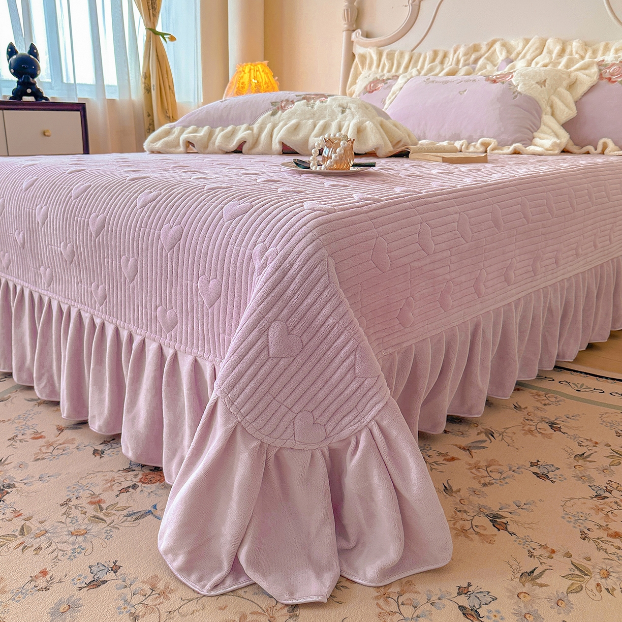 91家纺网 家纺一手货源 找家纺 宜凡家纺 2025新款牛奶绒贴布兔绒绣花床盖四件套--淡香伊人系列 淡香伊人-罗兰紫