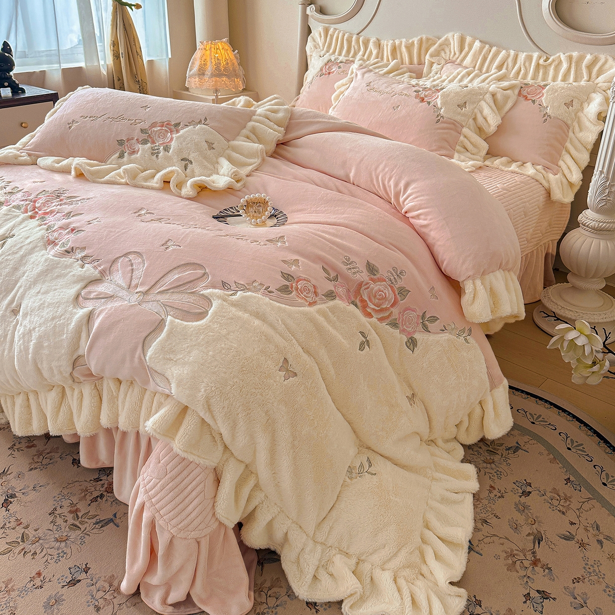 91家纺网 家纺一手货源 找家纺 宜凡家纺 2025新款牛奶绒贴布兔绒绣花床盖四件套--淡香伊人系列 淡香伊人-仙女粉