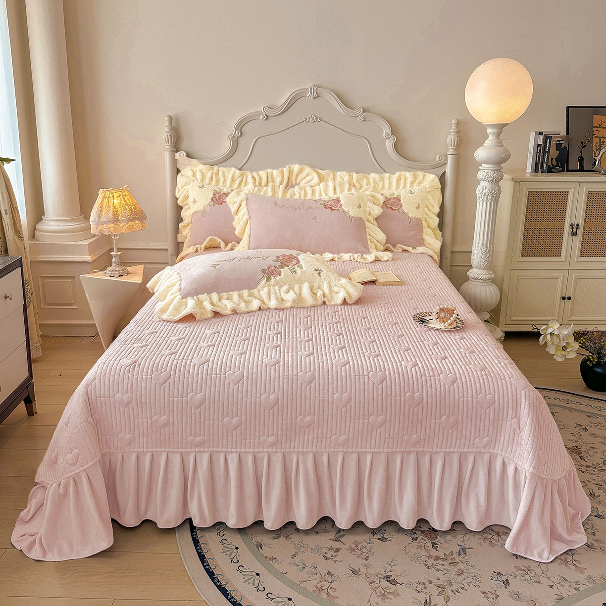 91家纺网 家纺一手货源 找家纺 宜凡家纺 2025新款牛奶绒贴布兔绒绣花床盖四件套--淡香伊人系列 淡香伊人-香芋紫