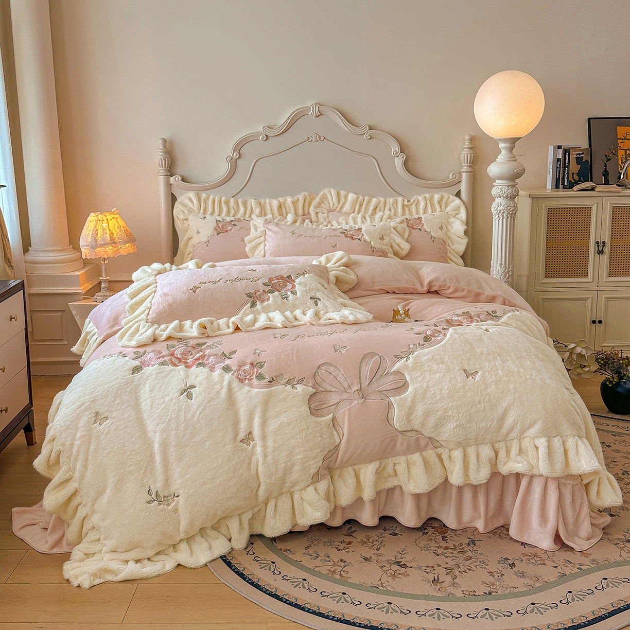 91家纺网 家纺一手货源 找家纺 宜凡家纺 2025新款牛奶绒贴布兔绒绣花床盖四件套--淡香伊人系列 淡香伊人-仙女粉