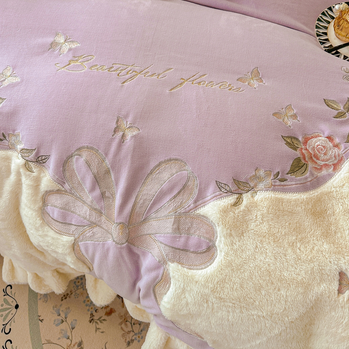 91家纺网 家纺一手货源 找家纺 宜凡家纺 2025新款牛奶绒贴布兔绒绣花床盖四件套--淡香伊人系列 淡香伊人-罗兰紫