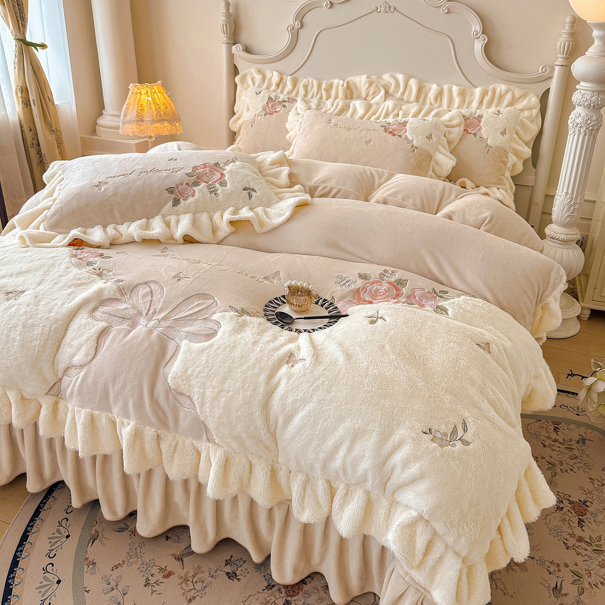 91家纺网 家纺一手货源 找家纺 宜凡家纺 2025新款牛奶绒贴布兔绒绣花床盖四件套--淡香伊人系列 淡香伊人-奶油咖
