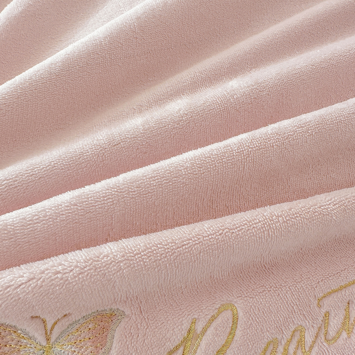 91家纺网 家纺一手货源 找家纺 宜凡家纺 2025新款牛奶绒贴布兔绒绣花床盖四件套--淡香伊人系列 淡香伊人-香芋紫