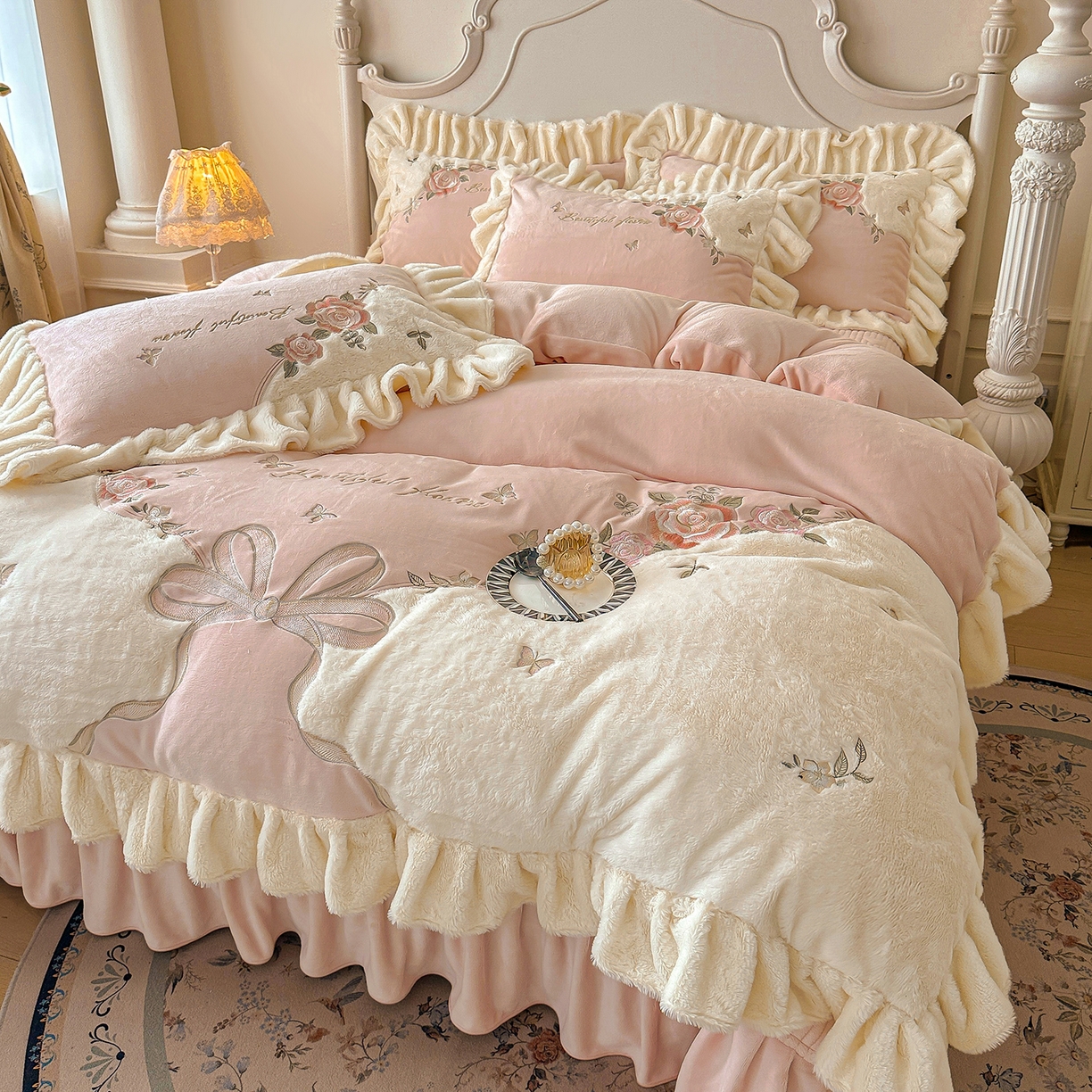 91家纺网 家纺一手货源 找家纺 宜凡家纺 2025新款牛奶绒贴布兔绒绣花床盖四件套--淡香伊人系列 淡香伊人-仙女粉