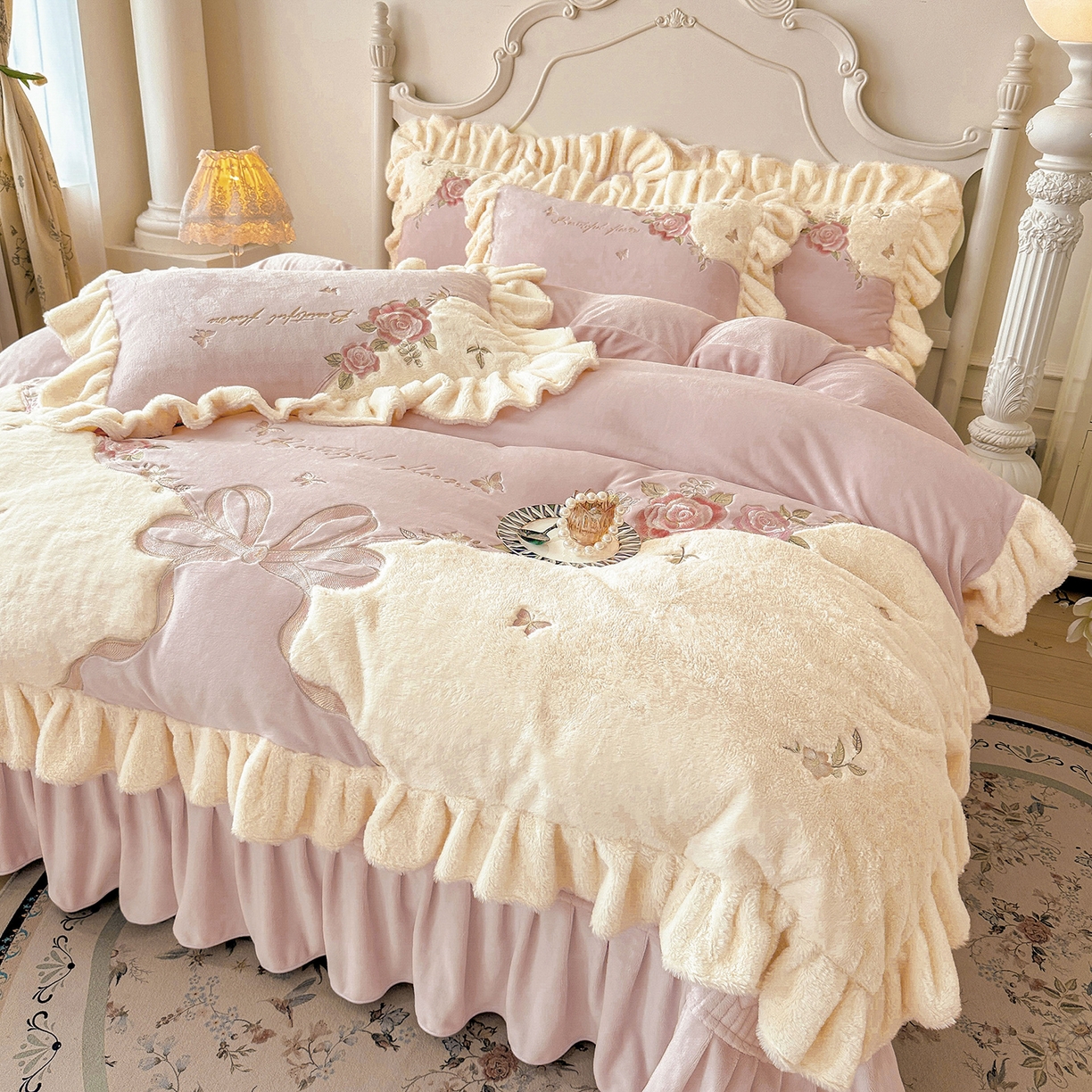 91家纺网 家纺一手货源 找家纺 宜凡家纺 2025新款牛奶绒贴布兔绒绣花床盖四件套--淡香伊人系列 淡香伊人-香芋紫