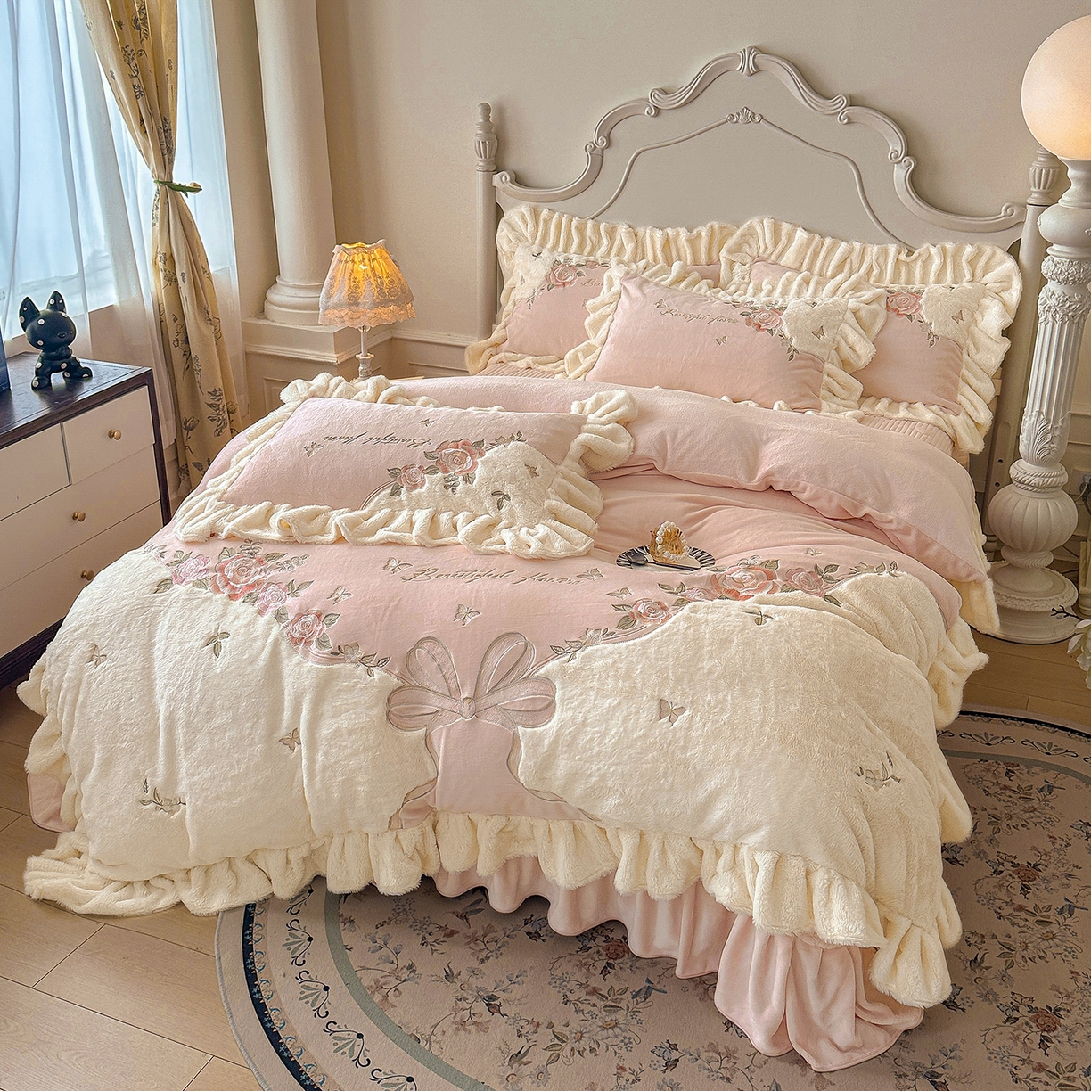 91家纺网 家纺一手货源 找家纺 宜凡家纺 2025新款牛奶绒贴布兔绒绣花床盖四件套--淡香伊人系列 淡香伊人-仙女粉