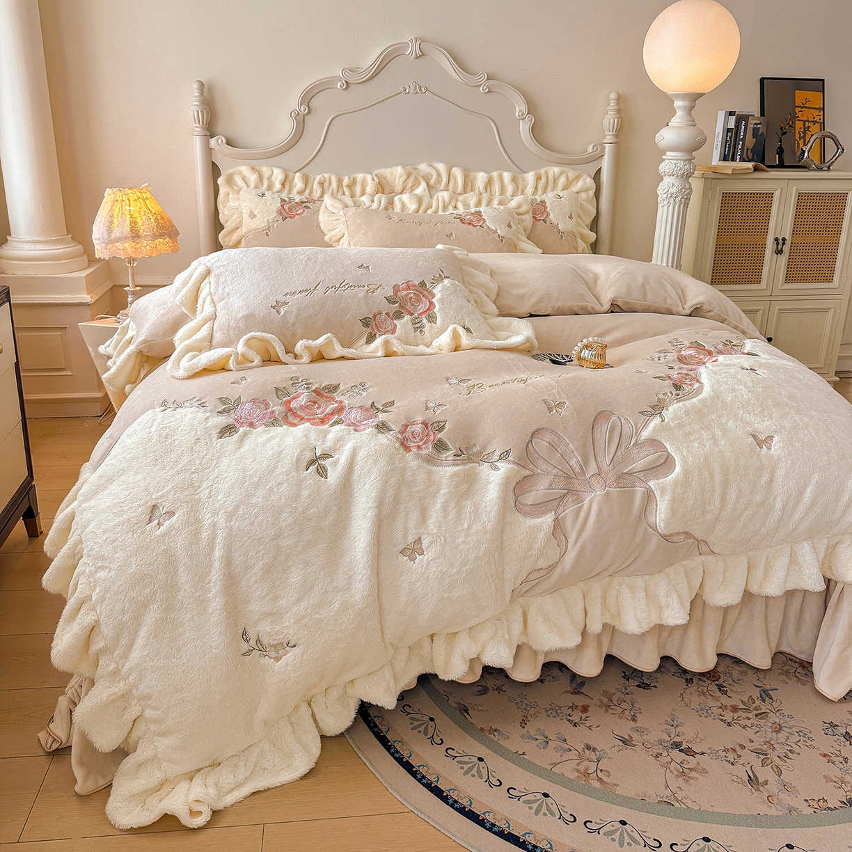91家纺网 家纺一手货源 找家纺 宜凡家纺 2025新款牛奶绒贴布兔绒绣花床盖四件套--淡香伊人系列 淡香伊人-奶油咖