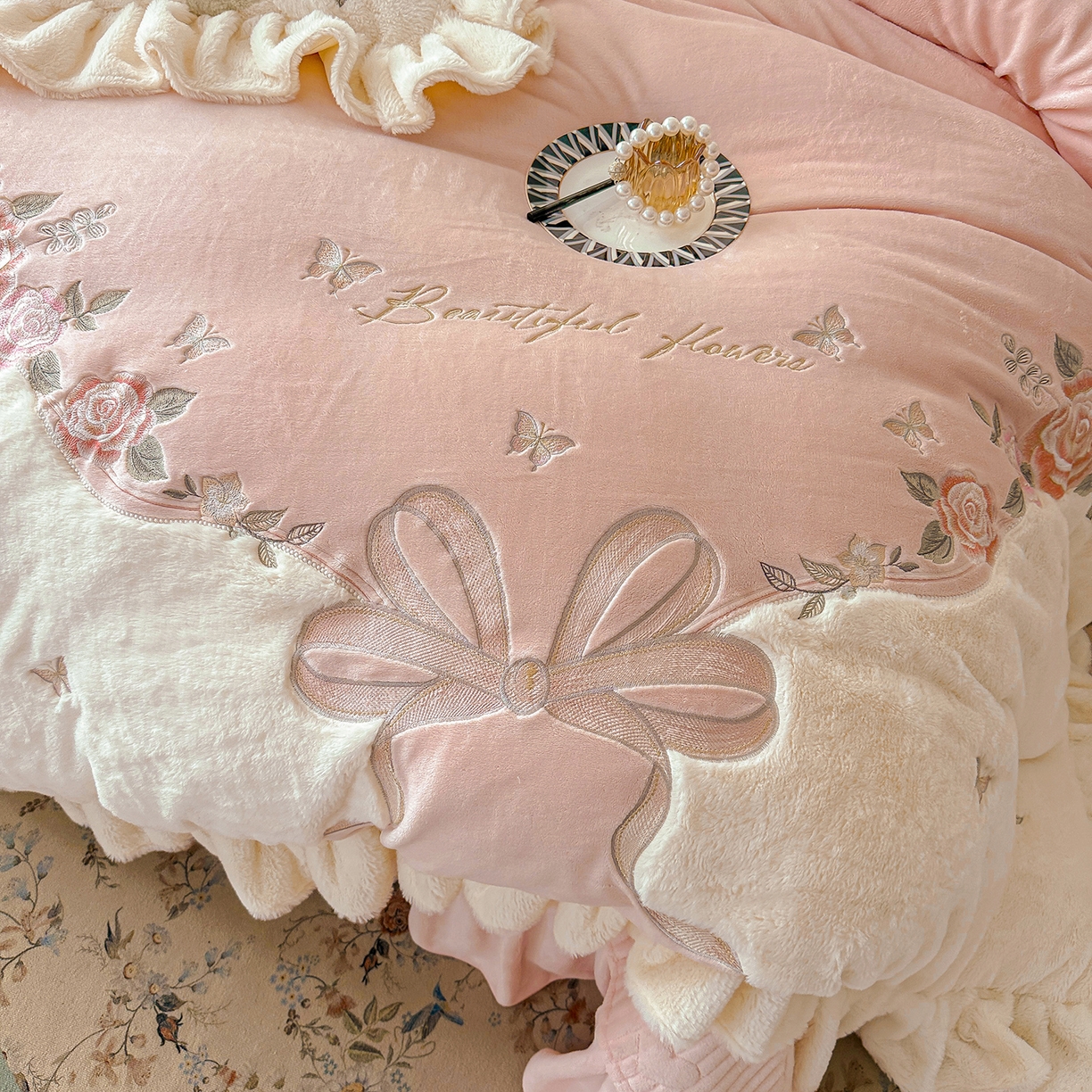 91家纺网 家纺一手货源 找家纺 宜凡家纺 2025新款牛奶绒贴布兔绒绣花床盖四件套--淡香伊人系列 淡香伊人-仙女粉