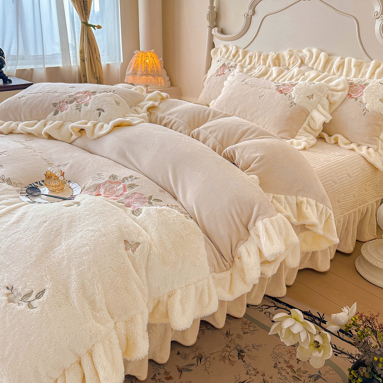 91家纺网 家纺一手货源 找家纺 宜凡家纺 2025新款牛奶绒贴布兔绒绣花床盖四件套--淡香伊人系列 淡香伊人-奶油咖