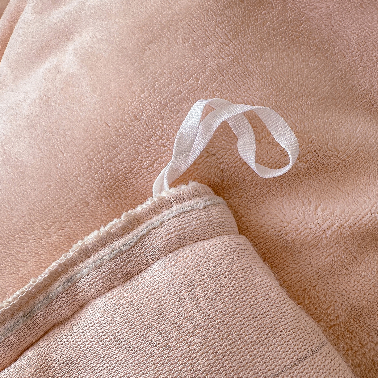 91家纺网 家纺一手货源 找家纺 宜凡家纺 2025新款牛奶绒贴布兔绒绣花床盖四件套--淡香伊人系列 淡香伊人-仙女粉