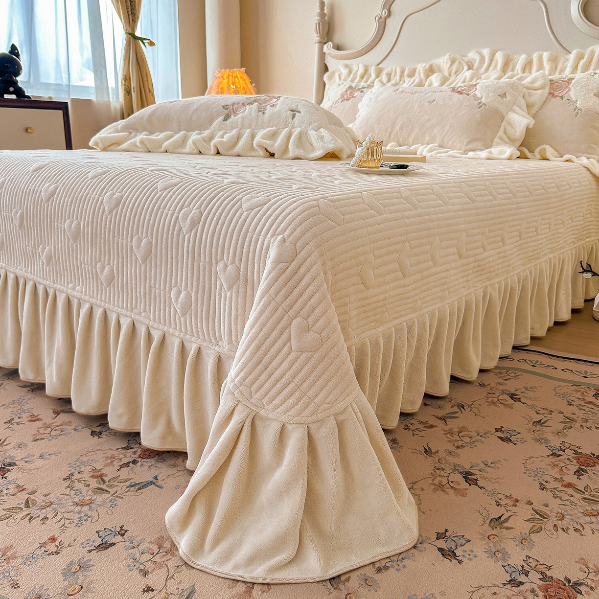 91家纺网 家纺一手货源 找家纺 宜凡家纺 2025新款牛奶绒贴布兔绒绣花床盖四件套--淡香伊人系列 淡香伊人-奶油咖