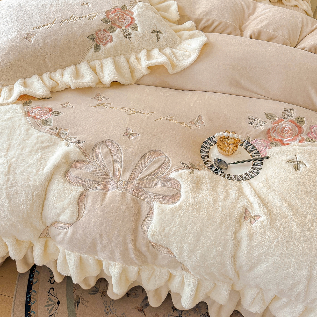 91家纺网 家纺一手货源 找家纺 宜凡家纺 2025新款牛奶绒贴布兔绒绣花床盖四件套--淡香伊人系列 淡香伊人-奶油咖