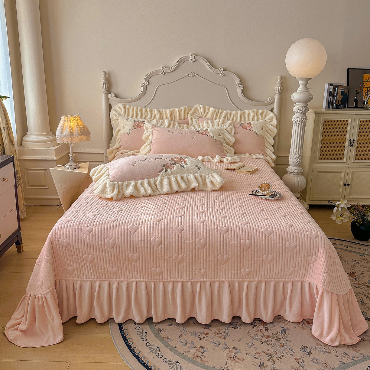 91家纺网 家纺一手货源 找家纺 宜凡家纺 2025新款牛奶绒贴布兔绒绣花床盖四件套--淡香伊人系列 淡香伊人-仙女粉