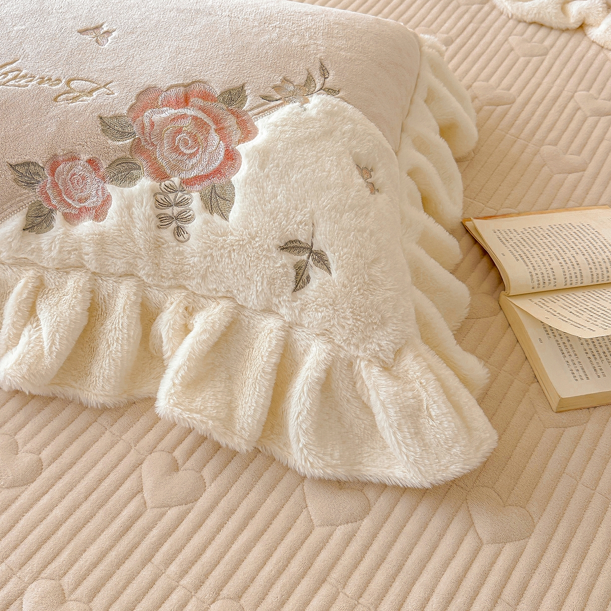 91家纺网 家纺一手货源 找家纺 宜凡家纺 2025新款牛奶绒贴布兔绒绣花床盖四件套--淡香伊人系列 淡香伊人-奶油咖