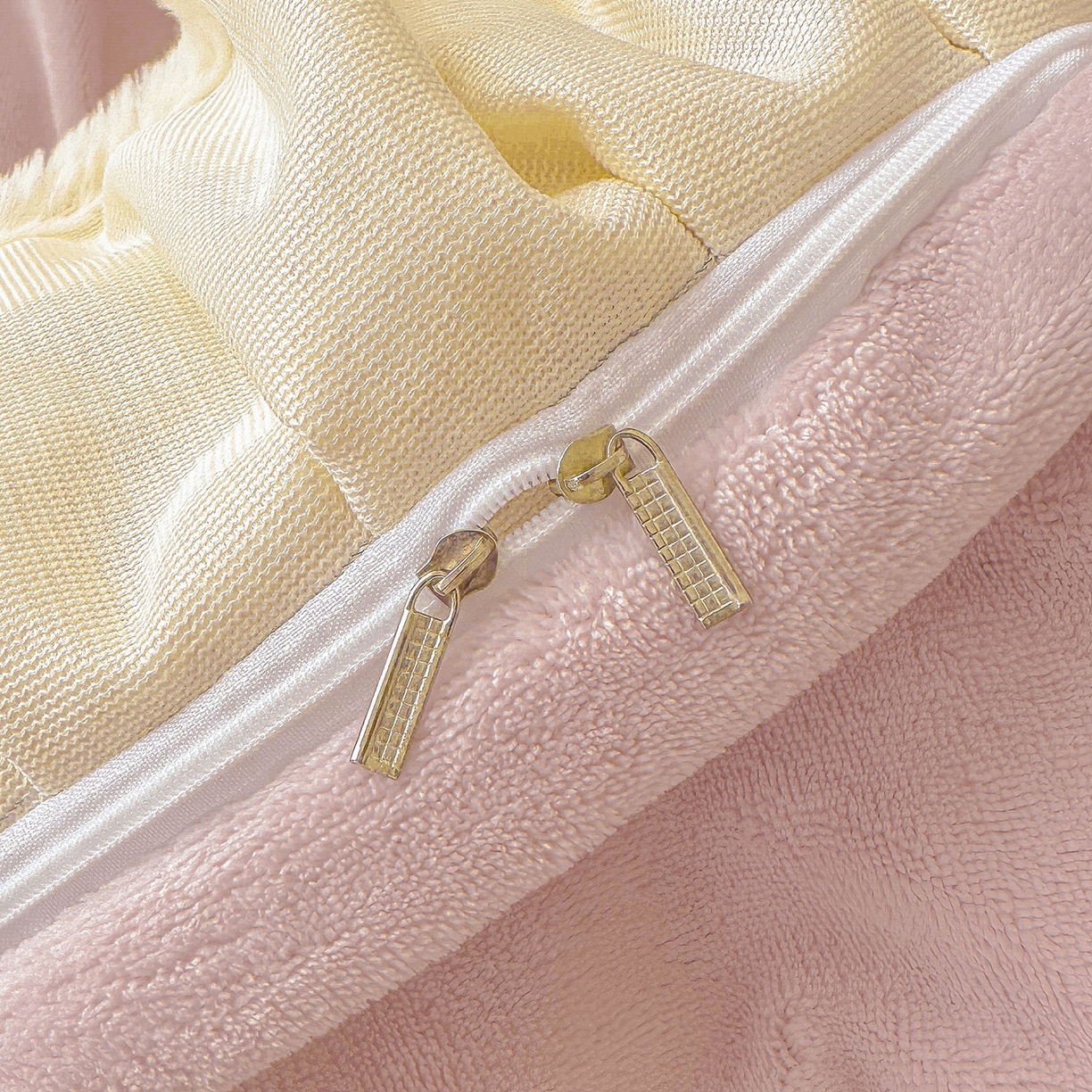 91家纺网 家纺一手货源 找家纺 宜凡家纺 2025新款牛奶绒贴布兔绒绣花床盖四件套--淡香伊人系列 淡香伊人-香芋紫