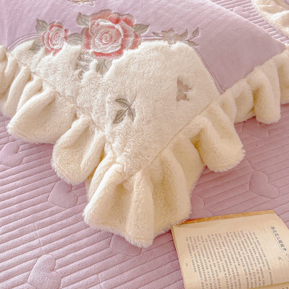 91家纺网 家纺一手货源 找家纺 宜凡家纺 2025新款牛奶绒贴布兔绒绣花床盖四件套--淡香伊人系列 淡香伊人-罗兰紫