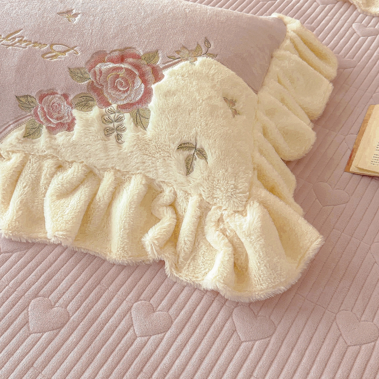 91家纺网 家纺一手货源 找家纺 宜凡家纺 2025新款牛奶绒贴布兔绒绣花床盖四件套--淡香伊人系列 淡香伊人-香芋紫