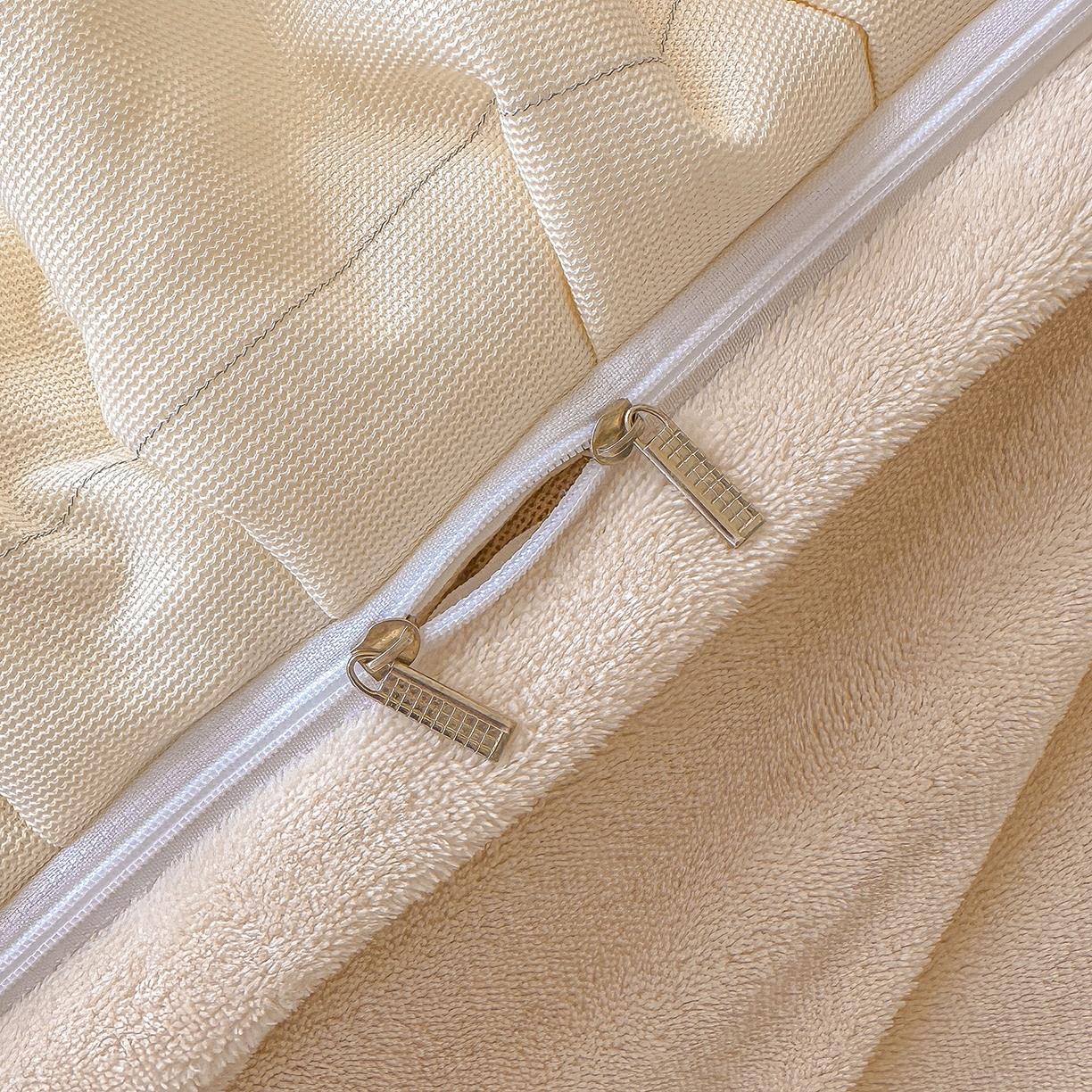 91家纺网 家纺一手货源 找家纺 宜凡家纺 2025新款牛奶绒贴布兔绒绣花床盖四件套--淡香伊人系列 淡香伊人-奶油咖