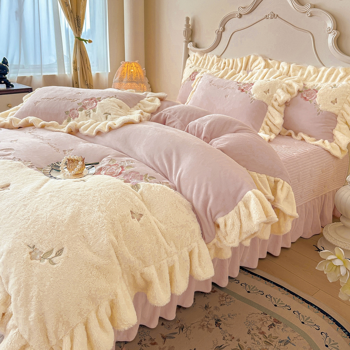 91家纺网 家纺一手货源 找家纺 宜凡家纺 2025新款牛奶绒贴布兔绒绣花床盖四件套--淡香伊人系列 淡香伊人-香芋紫