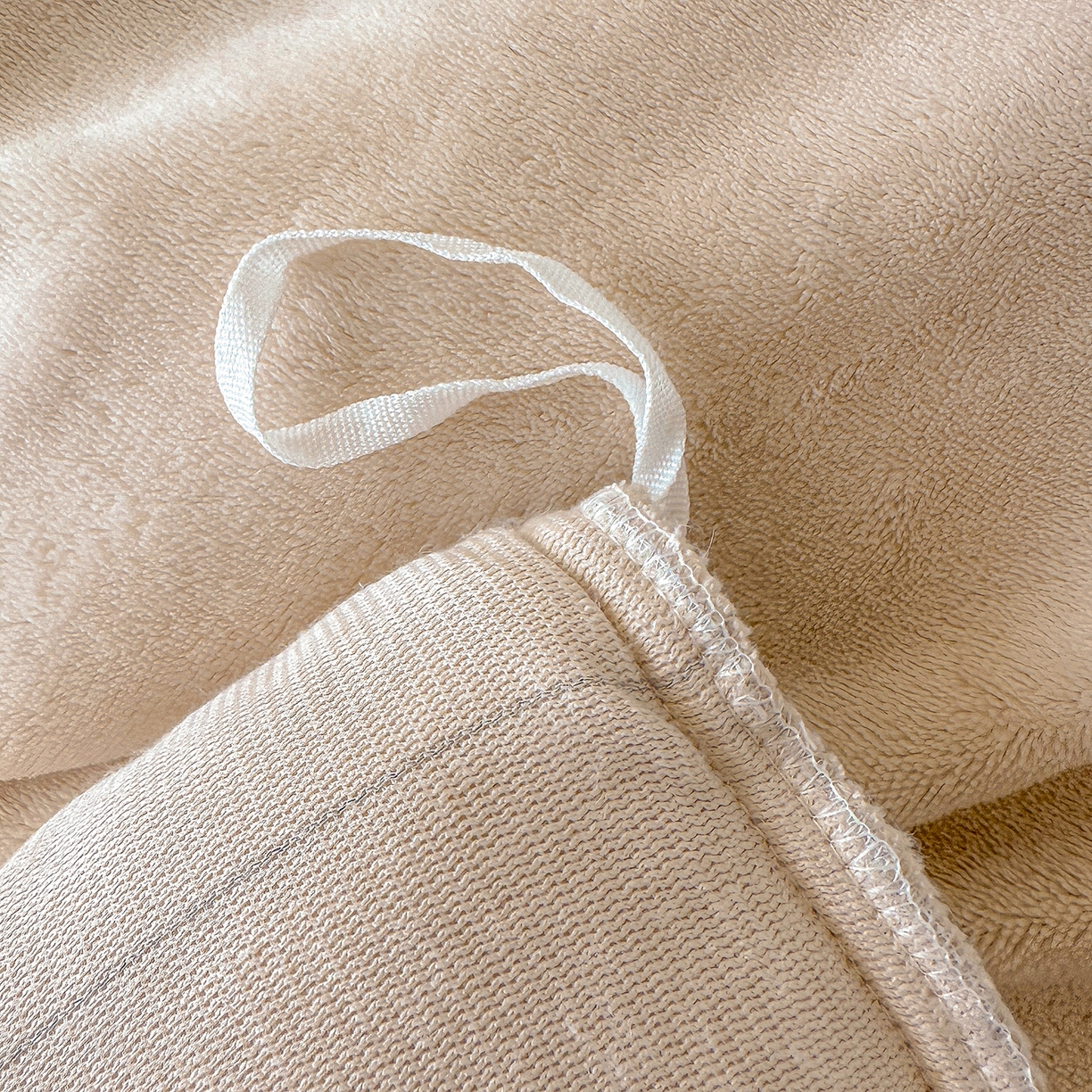 91家纺网 家纺一手货源 找家纺 宜凡家纺 2025新款牛奶绒贴布兔绒绣花床盖四件套--淡香伊人系列 淡香伊人-奶油咖