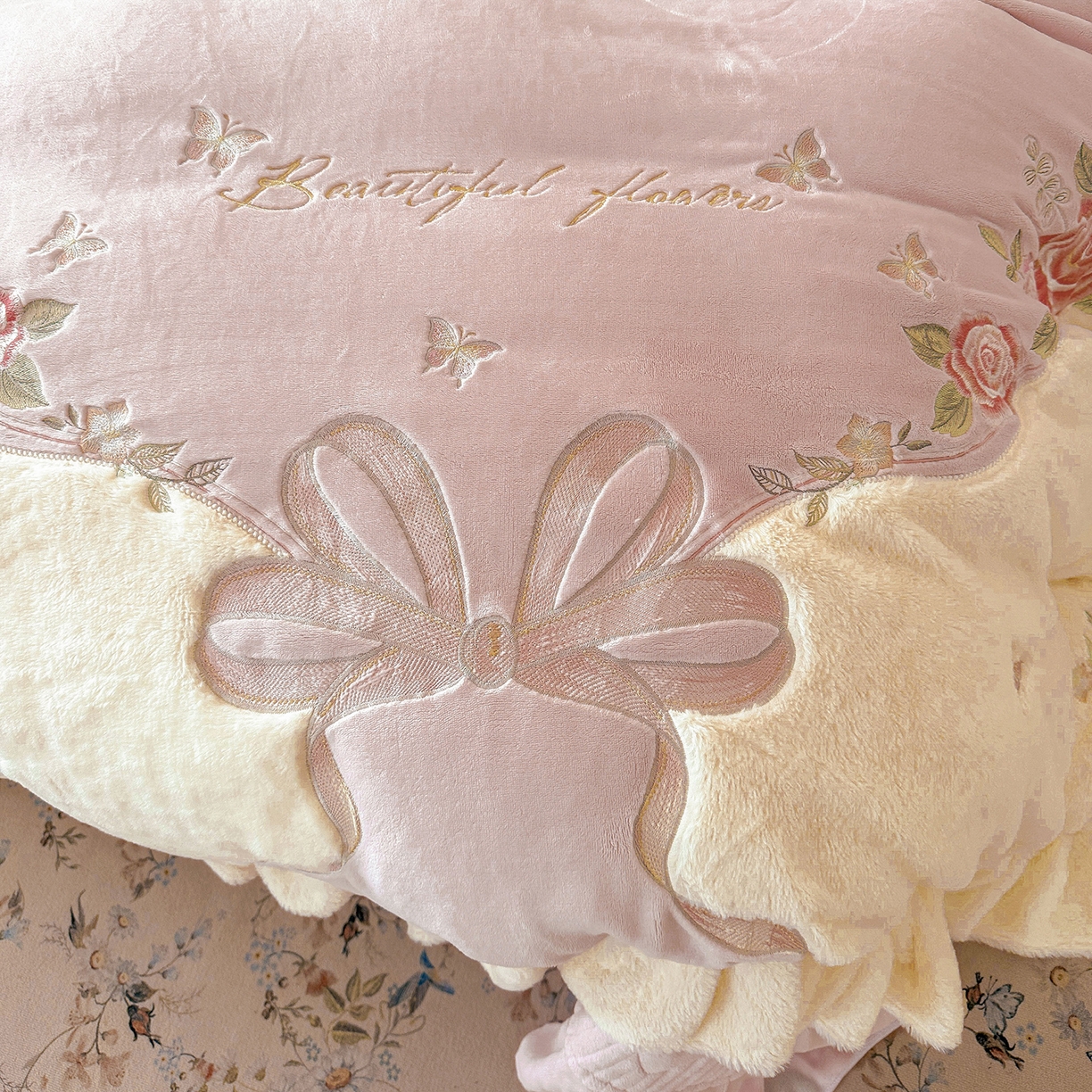 91家纺网 家纺一手货源 找家纺 宜凡家纺 2025新款牛奶绒贴布兔绒绣花床盖四件套--淡香伊人系列 淡香伊人-香芋紫