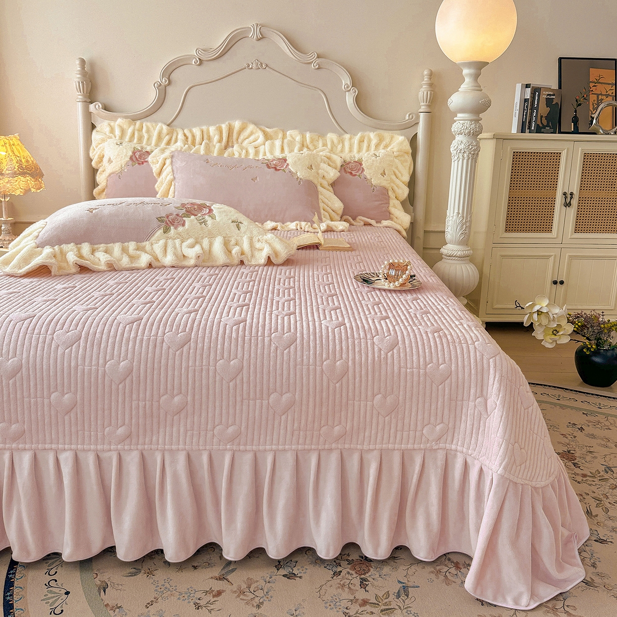 91家纺网 家纺一手货源 找家纺 宜凡家纺 2025新款牛奶绒贴布兔绒绣花床盖四件套--淡香伊人系列 淡香伊人-香芋紫