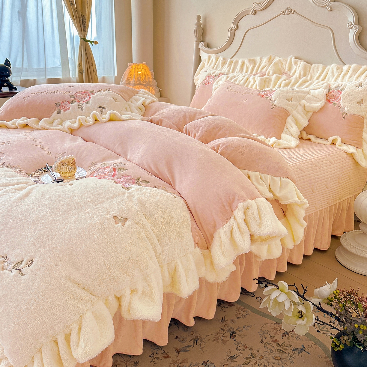 91家纺网 家纺一手货源 找家纺 （总）宜凡家纺 2025新款牛奶绒贴布兔绒绣花床盖四件套--淡香伊人系列