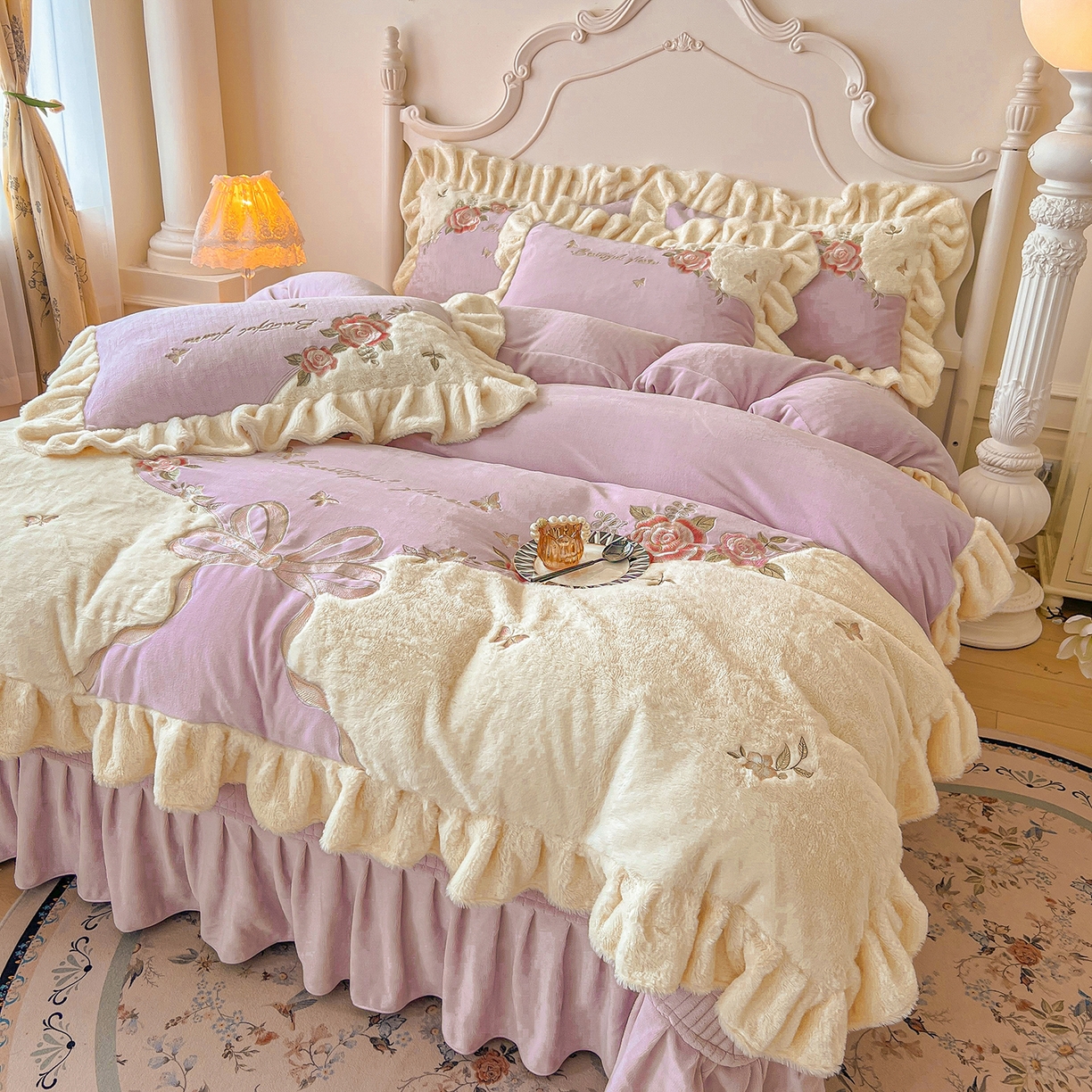 91家纺网 家纺一手货源 找家纺 宜凡家纺 2025新款牛奶绒贴布兔绒绣花床盖四件套--淡香伊人系列 淡香伊人-罗兰紫