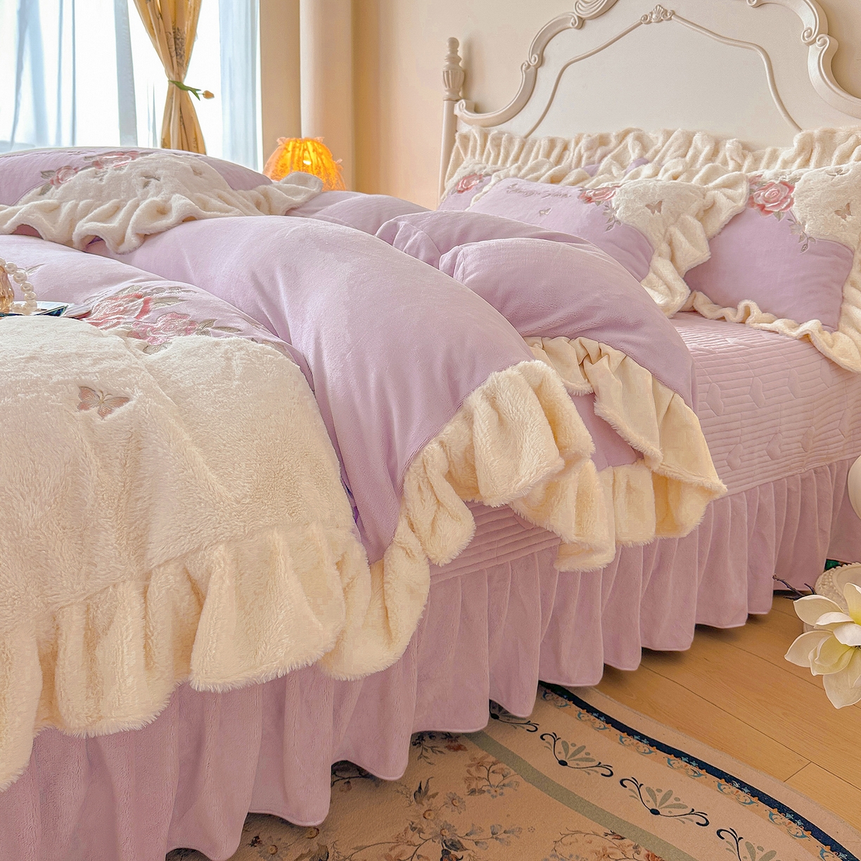91家纺网 家纺一手货源 找家纺 宜凡家纺 2025新款牛奶绒贴布兔绒绣花床盖四件套--淡香伊人系列 淡香伊人-罗兰紫