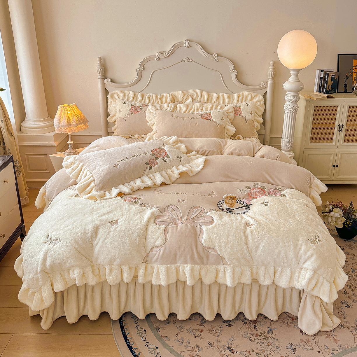 宜凡家纺 2025新款牛奶绒贴布兔绒绣花床盖四件套--淡香伊人系列 淡香伊人-奶油咖