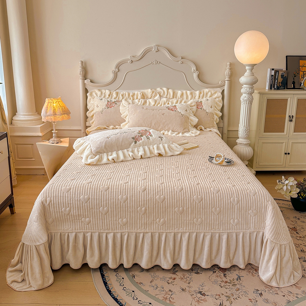 91家纺网 家纺一手货源 找家纺 宜凡家纺 2025新款牛奶绒贴布兔绒绣花床盖四件套--淡香伊人系列 淡香伊人-奶油咖