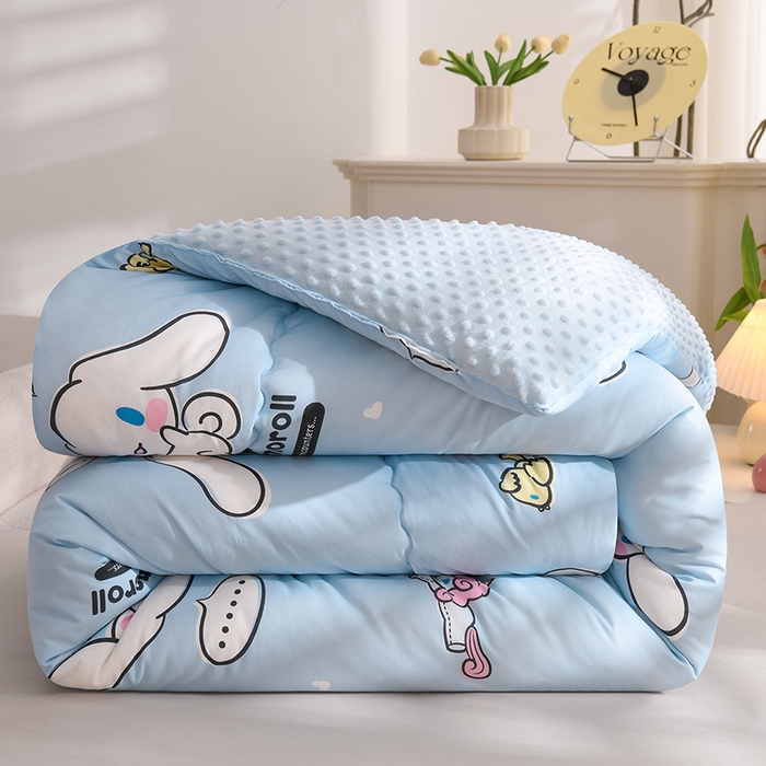 91家纺网 家纺一手货源 找家纺 艾兜坊 2025新款三丽鸥水洗棉3D豆豆被 被子被芯 木马玉桂狗